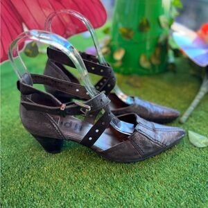 Fidji Women's Pointed Low Heel Strappy Pump - Black